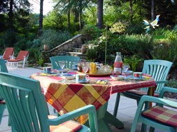 Le petit déjeuner est servi au bord de la piscine en été